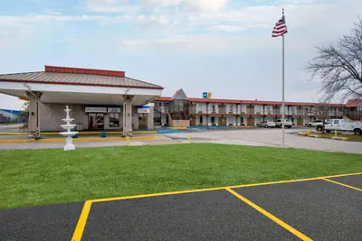 Photo 4 - Days Inn by Wyndham Perrysburg Toledo
