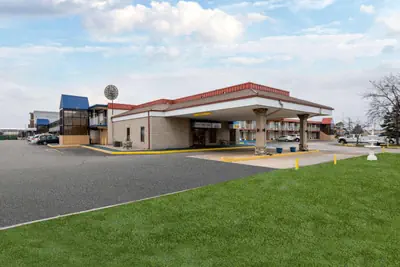 Photo 5 - Days Inn by Wyndham Perrysburg Toledo