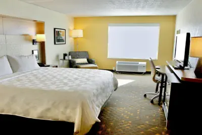 Photo 3 - Holiday Inn Hotel & Suites Overland Park-Convention Center by IHG