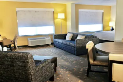 Photo 2 - Holiday Inn Hotel & Suites Overland Park-Convention Center by IHG