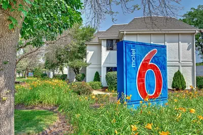 Photo 2 - Motel 6-Glenview, IL - Chicago North