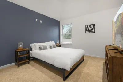 Photo 2 - Gorgeous Downtown 4 Bedroom