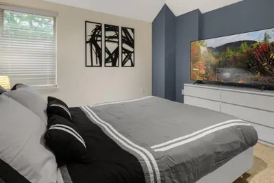 Photo 5 - Gorgeous Downtown 4 Bedroom