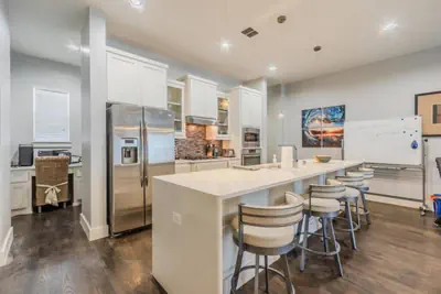 Photo 2 - Stunning Townhome Near Uptown