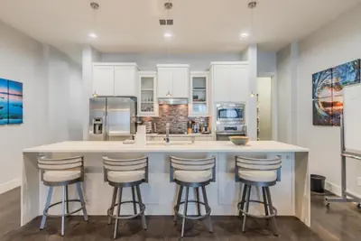 Photo 4 - Stunning Townhome Near Uptown