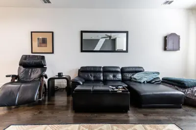 Photo 5 - Stunning Townhome Near Uptown