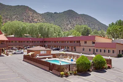 Photo 2 - Glenwood Springs Cedar Lodge