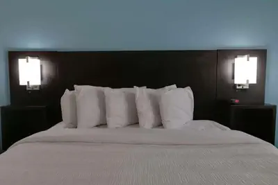 Photo 5 - Travelodge by Wyndham Calhoun South I-75