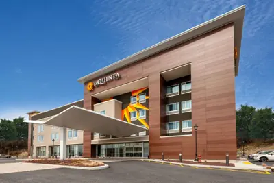 Photo 2 - La Quinta Inn & Suites by Wyndham Middletown-Goshen