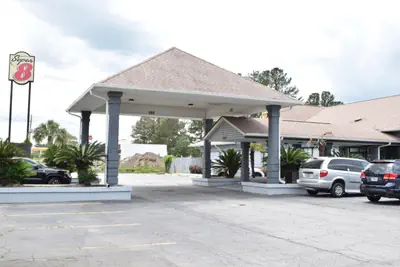 Photo 2 - Super 8 by Wyndham Hardeeville - Savannah North