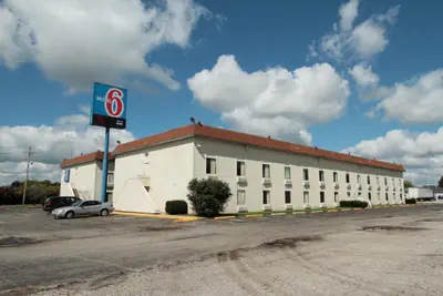 Photo 2 - Motel 6-Toledo, OH