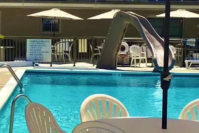 Photo 4 - Beach Colony Motel