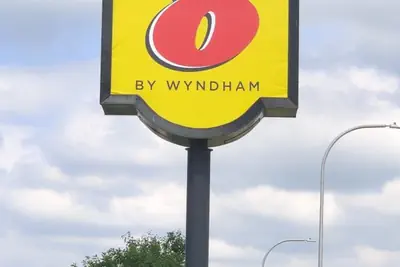 Photo 3 - Super 8 by Wyndham Champaign