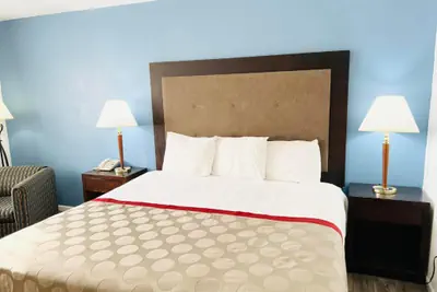 Photo 4 - Super 8 by Wyndham Fort Scott