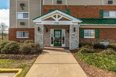 Photo 4 - HomeTowne Studios & Suites by Red Roof Charlotte - Concord