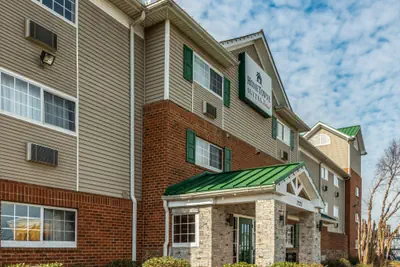 Photo 3 - HomeTowne Studios & Suites by Red Roof Charlotte - Concord
