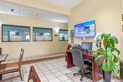 Photo 2 - Best Western Clearlake Plaza