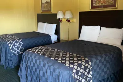 Photo 5 - Budget Inn