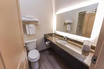 Photo 2 - Holiday Inn Express and Suites Springfield Medical District by IHG