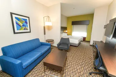 Photo 5 - Holiday Inn Express and Suites Springfield Medical District by IHG