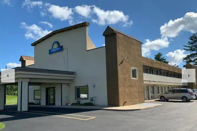 Photo 2 - Days Inn by Wyndham Bellville Mansfield