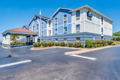 Photo 4 - Days Inn & Suites by Wyndham Prattville-Montgomery