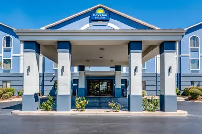 Photo 3 - Days Inn & Suites by Wyndham Prattville-Montgomery