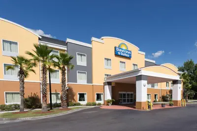 Photo 2 - Days Inn & Suites by Wyndham Savannah North I-95
