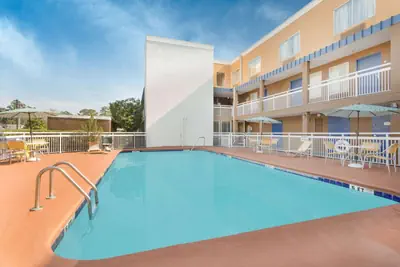 Photo 3 - Baymont by Wyndham Savannah Midtown