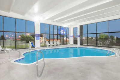 Photo 5 - Baymont by Wyndham Springfield South Hwy 65