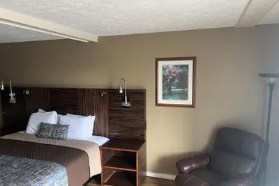 Photo 2 - Towne inn