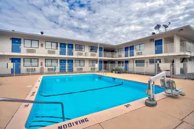 Photo 4 - Motel 6-Lumberton, NC