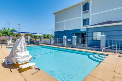 Photo 5 - Days Inn & Suites by Wyndham Prattville-Montgomery