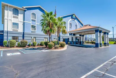 Photo 2 - Days Inn & Suites by Wyndham Prattville-Montgomery