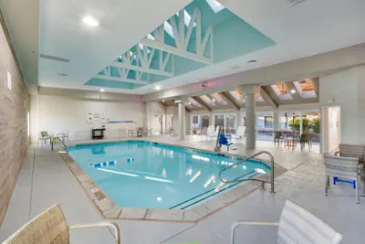 Photo 5 - Orangewood Inn & Suites Kansas City Airport
