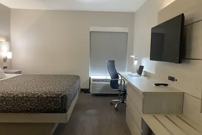 Photo 5 - Days Inn & Suites by Wyndham Peachtree Corners/Norcross
