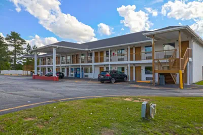 Photo 4 - Economy Inn By OYO Ashburn