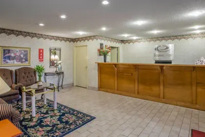 Photo 2 - Econo Lodge Villa Rica