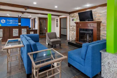 Photo 3 - Ramada by Wyndham Cedar Rapids South