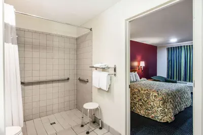 Photo 4 - Rodeway Inn La Grange East