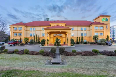 Photo 2 - La Quinta Inn & Suites by Wyndham Fultondale Birmingham N
