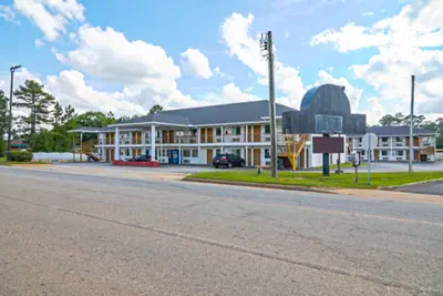 Photo 2 - Economy Inn By OYO Ashburn