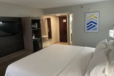 Photo 4 - Holiday Inn Express Burlington by IHG