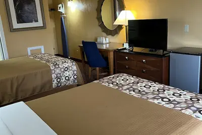 Photo 4 - Executive Inn