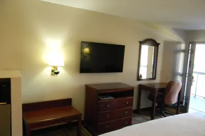 Photo 3 - Days Inn by Wyndham Bainbridge