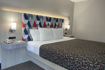 Photo 4 - Days Inn & Suites by Wyndham Peachtree Corners/Norcross
