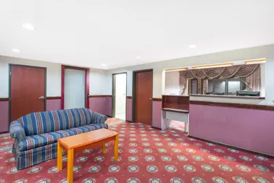 Photo 2 - Days Inn by Wyndham Effingham