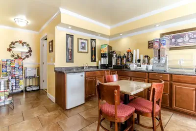 Photo 2 - Rodeway Inn & Suites Jacksonville near Camp Lejeune