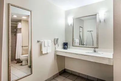 Photo 5 - Rodeway Inn La Grange East