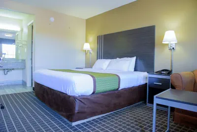 Photo 2 - Days Inn & Suites by Wyndham Athens Alabama